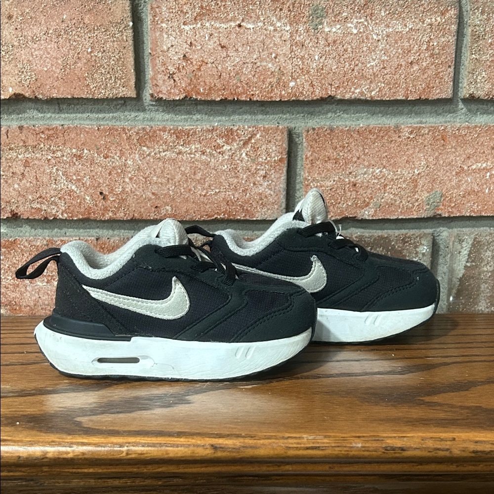 Nike Toddler Black and Silver Sneakers